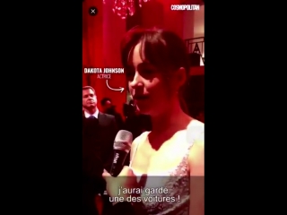 Dakota dando entrevistas na premiére