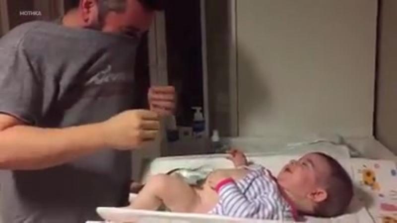 Папа решил поменять подгузники))