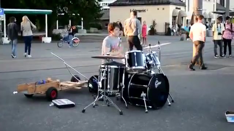 Талантливый уличный музыкант