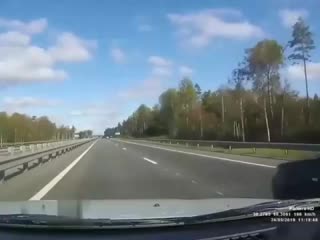 Пьяный водитель решил проучить машину, едущую по левой полосе 360 mp4