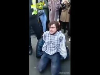 Украинские феминистки поставили на колени украинского нацика