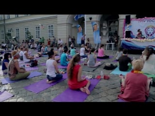 Йога пранаяма на lviv yoga day, святкуванні міжнародного дня йоги у львові