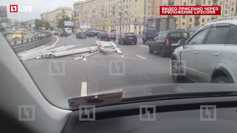 На варшавском шоссе упавшие бетонные балки перегородили три полосы