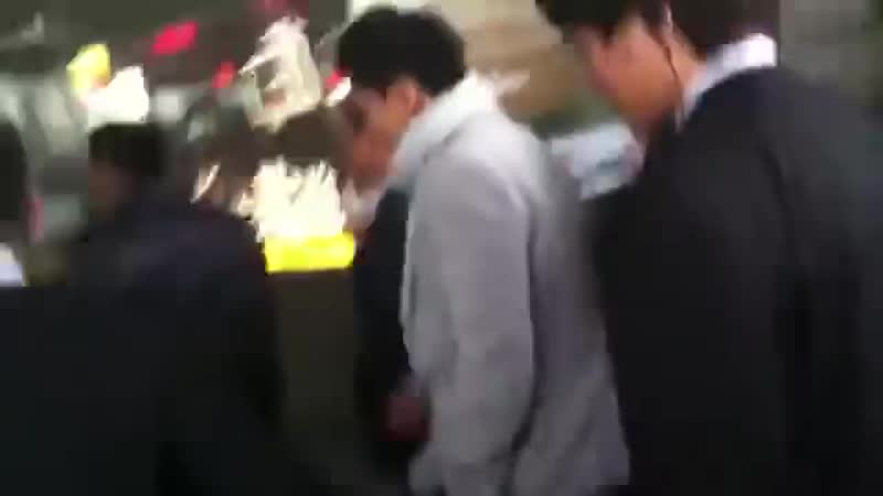 13 12 16 guangzhou airport fancam 3 lee seung gi [qsm0rw2tegs]