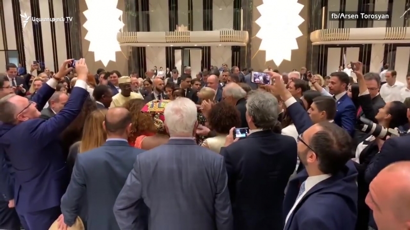 Փաշինյանը, մակրոնն ու թրյուդոն պարում են հայկական երաժշտության ներքո