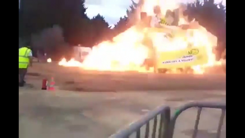 Взрыв фейерверка на карнавале в пригороде парижа