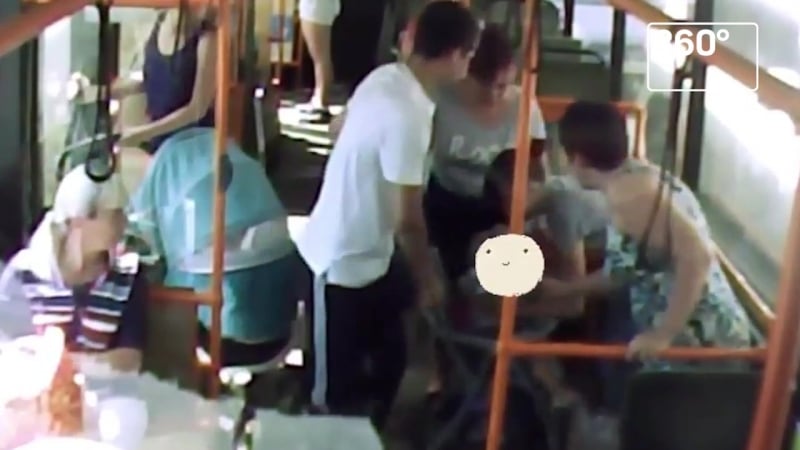 Коляска с ребенком опрокинулась в автобусе из за резкого торможения