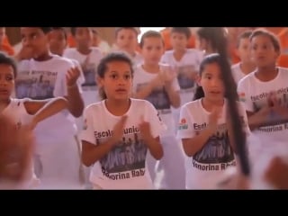 Mestre ray oficina da capoeira e alumnos falhando sobre a capoeira de agora e de antes