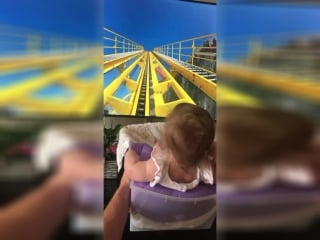 Малышка катается на американских горках! / baby rides rollercoaster