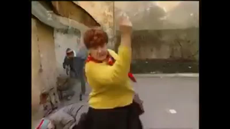 Корова во дворах