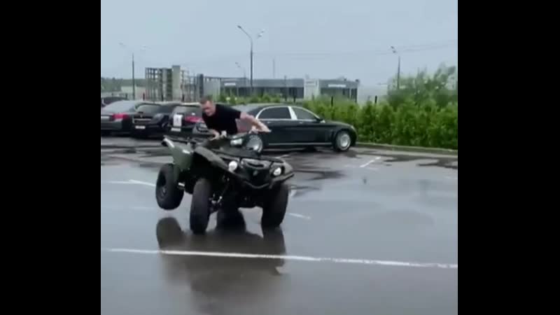 Петр ян развлекается полученным подарком, хочет перевернутся на квадроцикле)