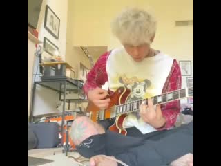 Machine gun kelly исполняет sk8er boi