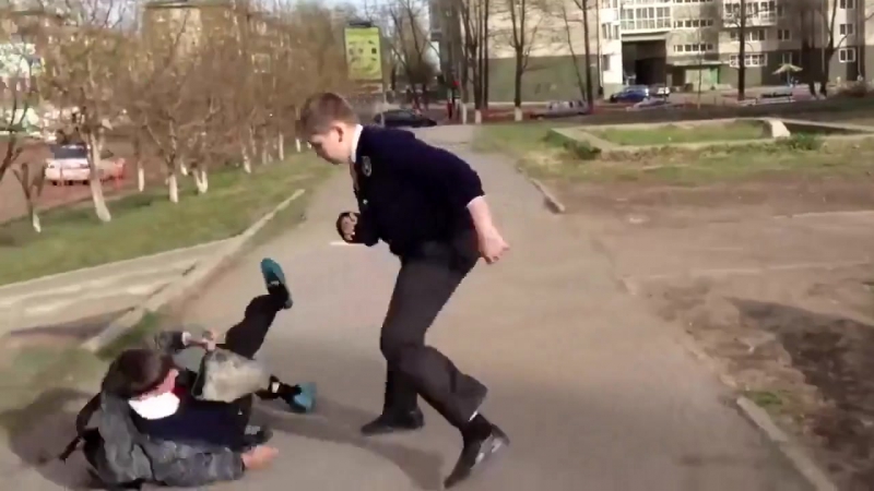 Выхватил лоу кик в голову © видеожесть