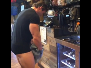 Калум примеряет шорты прямо в магазине 😅