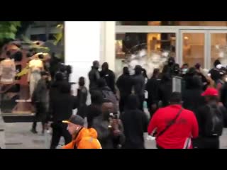 Looting and rioting on a grand scale has now started in #brussels #belgium after today’s #blacklivesmatter