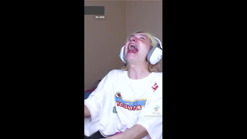 Амогус плачет