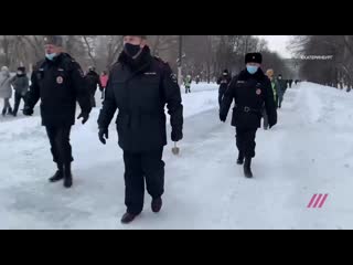 Мент вооружился ёршиком