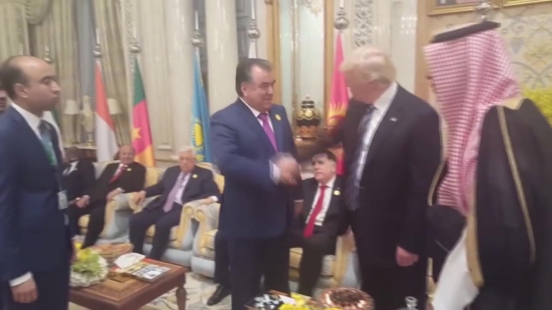 Президент таджикистана эмомали рахмон победил трампа в рукопожатии