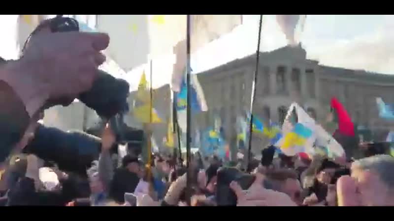 Більше 20 тисяч українців вийшли сьогодні на майдан незалежності у києві