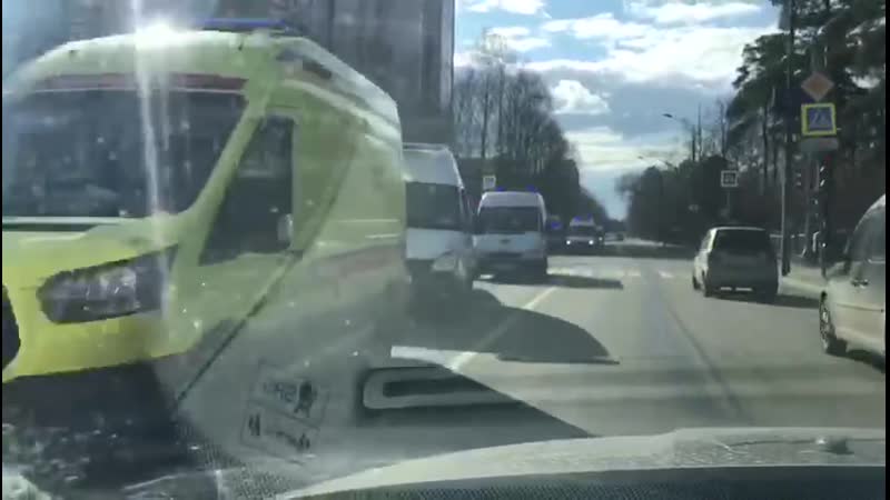 Очередь из скорых на обработку после перевозки больных с подозрением на covid19