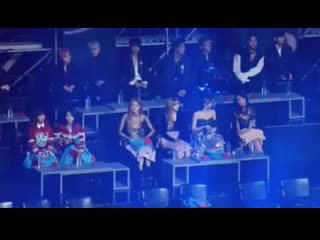 Розэ помохала руками чимин ? /bts/blackpink /blackbangtan/ jirose /rose / jimin /