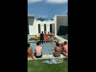 Emily bett and stephen amell