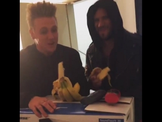 #paparoach #jacobyshaddix #tobinesperance #bananas