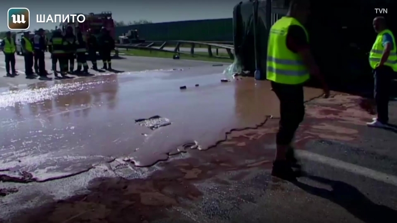 На шоссе в польше перевернулся грузовик с шоколадом