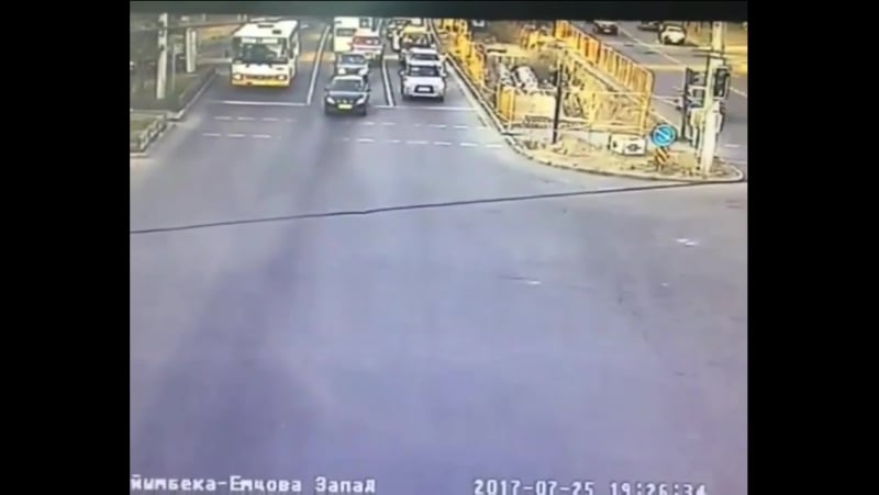 Перебежал на красный