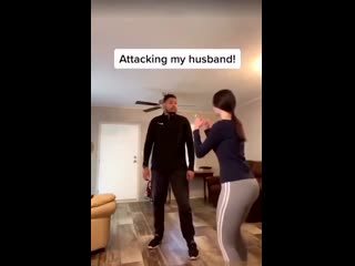 Девушка хотела показать мужу приём самообороны