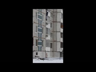 Мужчина упал с четвëртого этажа в хотьково