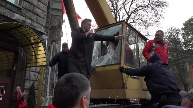 Геннадий балашов бьет стекло