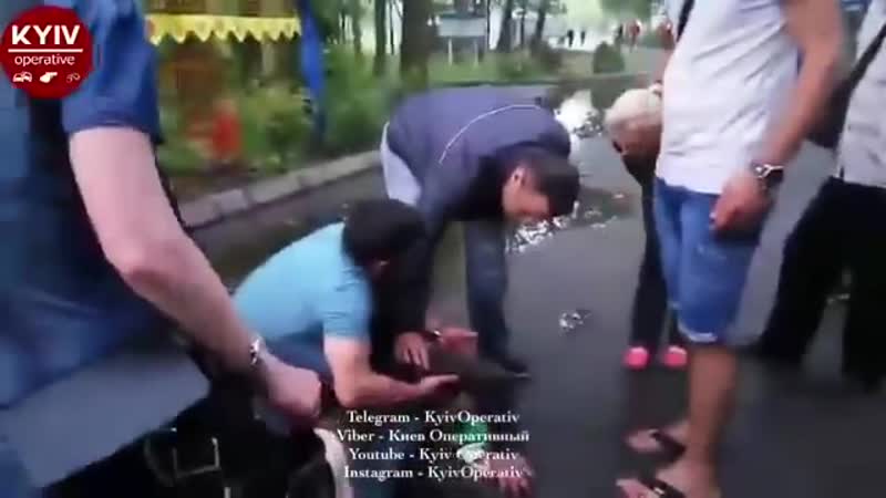 Атошник в киеве получил по рылу за "слава украины"