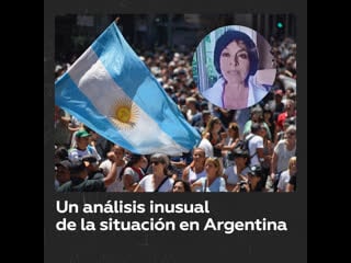 Una periodista analiza el paro en argentina mientras su marido se pasea desnudo