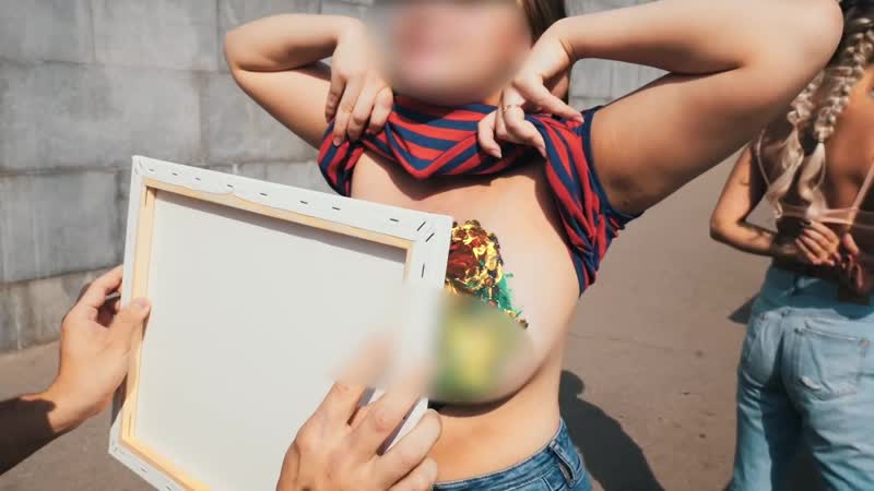 Разрисовал сиськи голыми руками деньги решают все