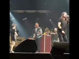 Porn plays enter sandman at foo fighters concert