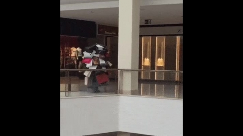 5a957c9a2e364 kogda predlozhil devushke na 8 marta vyibrat chto ona sama hochet mp4