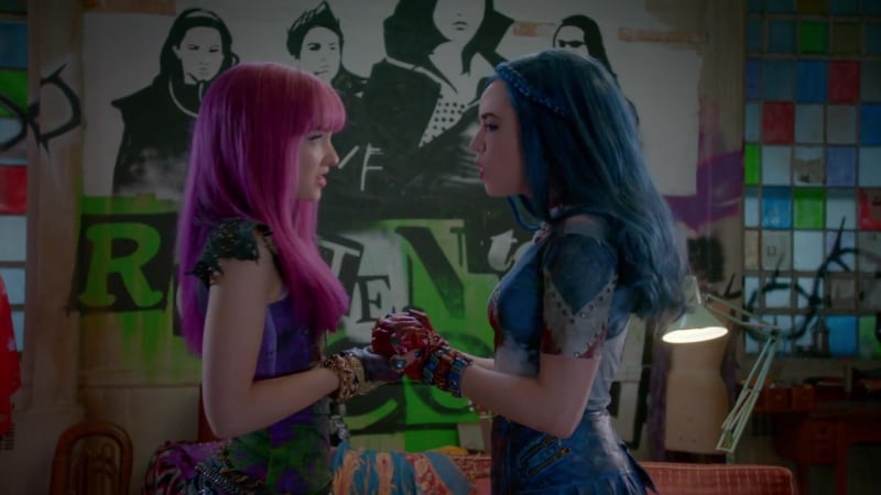 Dove cameron sofia carson space between from descendants 2  