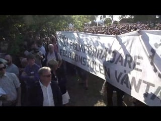 20180704 almedalen banderollaktion mot bilderbergaren annie lööf