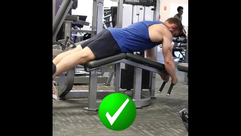 Сгибание ног лежа