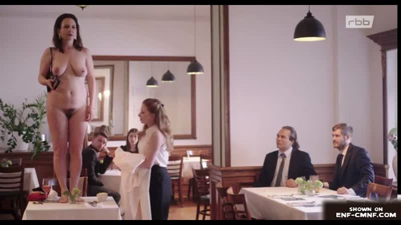Голая среди одетых – зрелая женщина раздевается догола в ресторане