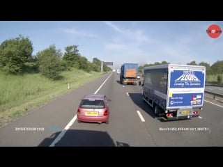 Дальнобой и девушка в розовой машинке