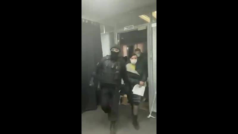 Выбивают дверь в студию «навальный live»