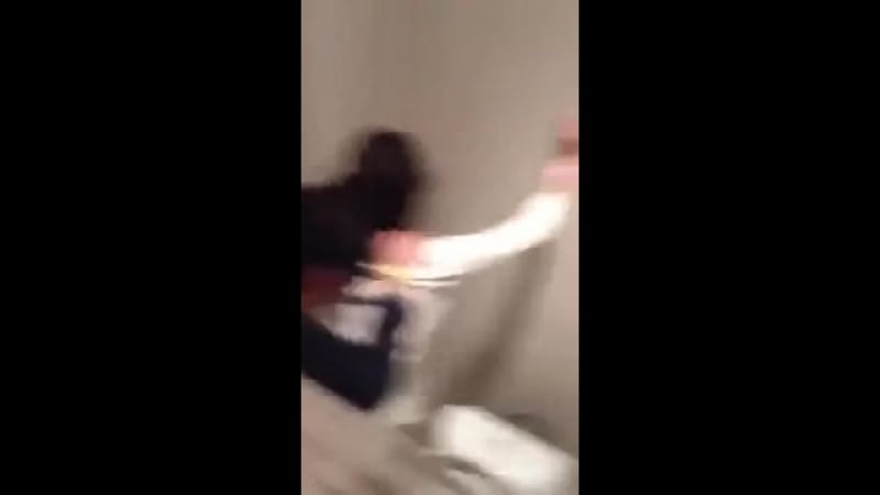 Пьяные школьницы пытаются залезть на крышу домика