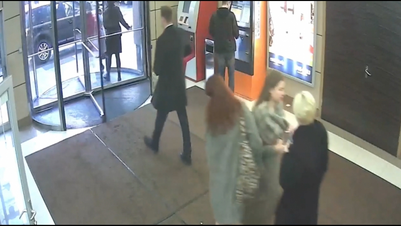 Нападение на навального с зеленкой попало на камеры наблюдения