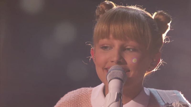 Grace vanderwaal tween singer wows with original song light the sky america s got talent 2016