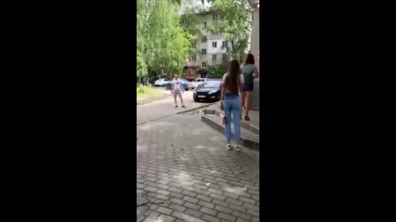 В брянске местный шизик избил соседок и разбил автомобиль молотком