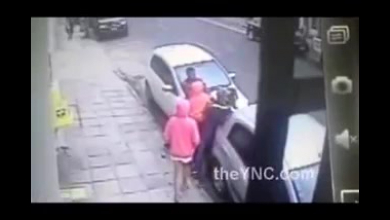 Молодые мусульманские иммигранты атакуют женщинy в европе