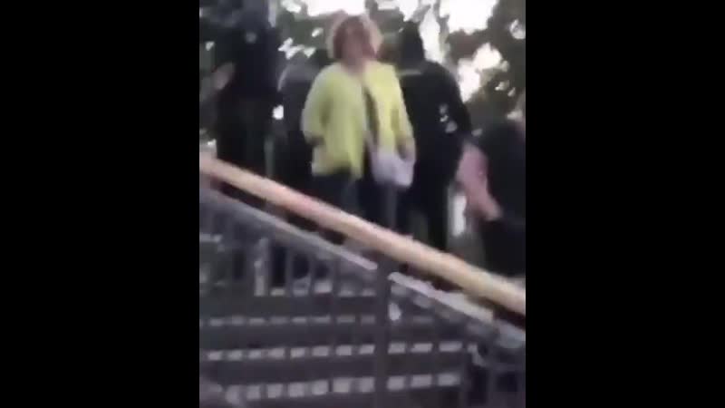 "я гуляю" в беларуси бабушка дала отпор омоновцам одной лишь фразой видео