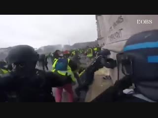 Police confronting protesters in paris (059)